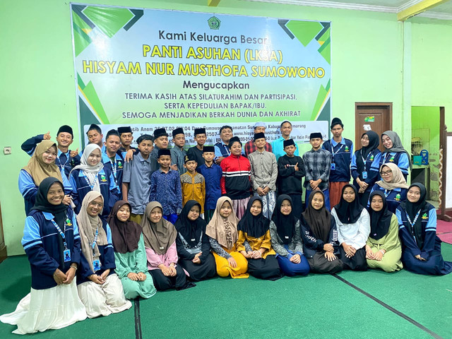 Foto Bersama Mahasiswa KKN Posko 14 dengan anak-anak Panti Asuhan Hisyam Nur Musthofa (sumber : pribadi)
