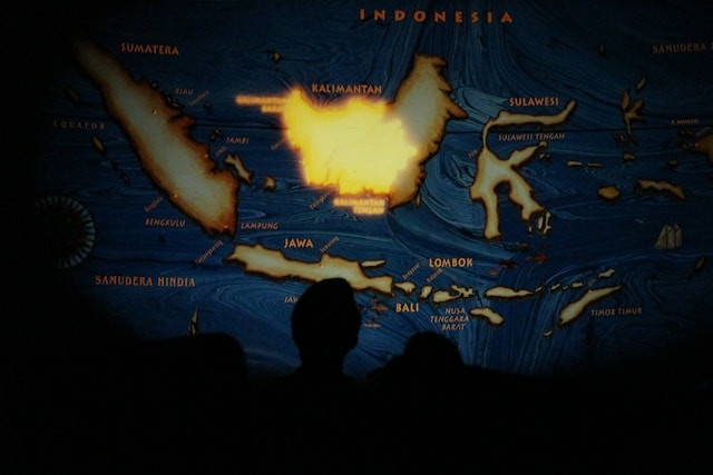 Ilustrasi bagaimana pengaruh proses geografis di wilayah-wilayah Indonesia bagi keberagaman alam dan keberagaman sosial masyarakat. Foto: Unsplash/Rizki Oceano