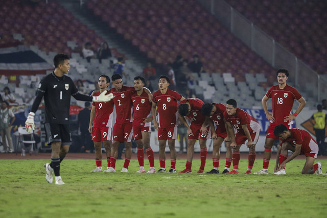 Kiper Timnas Indonesia U-23 Muhammad Ardiansyah berjalan sebelum pemain Timnas Thailand U-23 melakukan tendangan penalti pada pertandingan semifinal Piala AFF U-23 2025 di Stadion Utama Gelora Bung Karno (SUGBK), Senayan, Jakarta, Jumat (25/7/2025). Foto: Iqbal Firdaus/kumparan