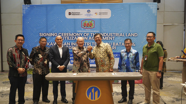 Penandatanganan Perjanjian Pemanfaatan Tanah Industri (PPTI) antara Managing Director Thong Guan Industries, Dato' Ang Poon Chuan dengan Direktur Utama KEK Industropolis Batang, Ngurah Wirawan, di Batang, Jawa Tengah, Jumat (25/7/2025). Foto: Dok. KJRI Penang