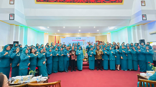 *Caption Foto* :Kontingen TP PKK Kota Pontianak berhasil merebut Juara Umum pada HKG PKK ke-53 Tingkat Provinsi Kalbar di Kabupaten Landak. Foto: Dok. Istimewa