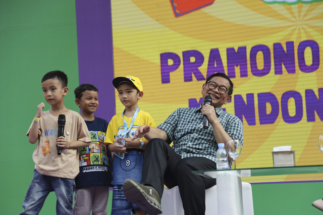 Gubernur DKI Jakarta Pramono Anung berbincang dengan anak-anak saat kumparanMOM Festival Hari Anak 2025 di Ex Taman Anggrek, Gelora Bung Karno, Jakarta, Sabtu (26/7/2025). Foto: Syawal Febrian Darisman/kumparan
