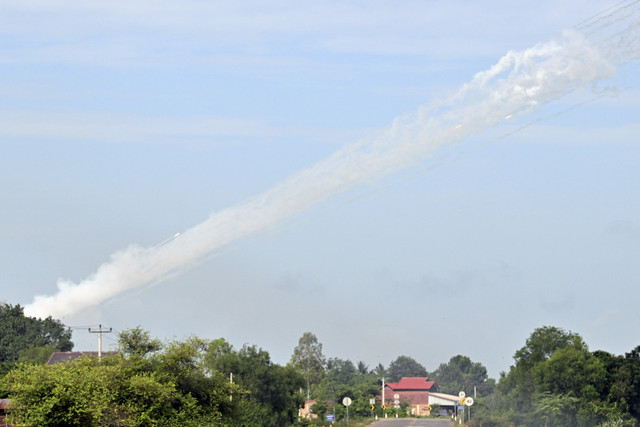 Seorang prajurit Kamboja berdiri di atas truk yang mengangkut peluncur roket BM-21 buatan Rusia melintas saat konflik Thailand dan Kamboja di Provinsi Oddar Meanchey, Kamboja, Jumat (25/7/2025). Foto: Tang Chhin Sothy/AFP