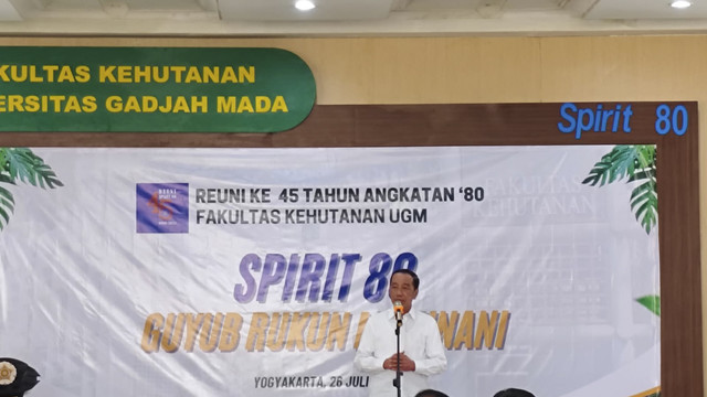 Presiden ketujuh RI Jokowi menyampaikan pidato saat reuni ke-45 tahun angkatan 80 Fakultas Kehutanan UGM digelar di Fakultas Kehutanan UGM, Sabtu (26/7/2025). Foto: Arfiansyah Panji Purnandaru/kumparan