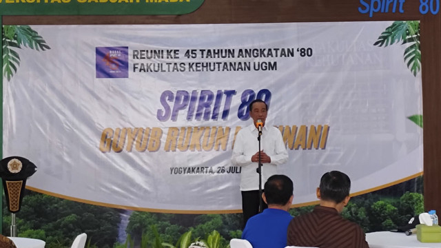 Presiden ketujuh RI Jokowi menyampaikan pidato saat reuni ke-45 tahun angkatan 80 Fakultas Kehutanan UGM digelar di Fakultas Kehutanan UGM, Sabtu (26/7/2025). Foto: Arfiansyah Panji Purnandaru/kumparan