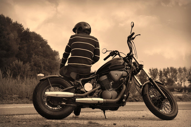 Ilustrasi Ciri-ciri busi motor harus diganti. Foto: Pixabay.com/MabelAmber