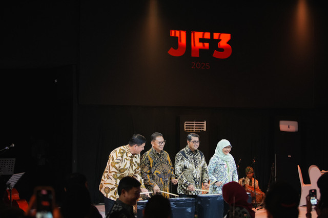 Opening Ceremonial oleh Soegianto Nagaria (Chairman JF3), Adrianto P. Adhi (President Director PT Summarecon Agung Tbk), Teuku Riefky Harsya (Menteri Ekonomi Kreatif), Suharini Eliawari (Asisten Perekonomian dan Keuangan Sekretaris DKI Jakarta). Foto: JF3