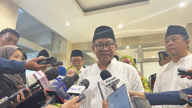 Gubernur DKI Jakarta Pramono Anung berbincang dengan Putri Presiden ke-4 Abdurrahman Wahid (Gus Dur), Yenny Wahid, saat menghadiri Harlah Muslimat NU ke-79 di Masjid Istiqlal, Jakarta Pusat, Sabtu (26/7/2025). Foto: Nasywa Athifah/kumparan