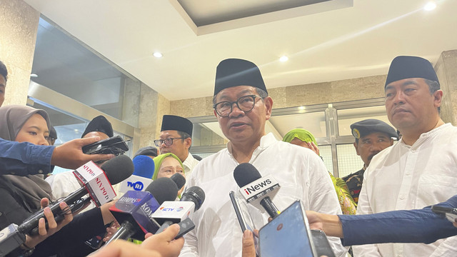 Gubernur DKI Jakarta Pramono Anung berbincang dengan Putri Presiden ke-4 Abdurrahman Wahid (Gus Dur), Yenny Wahid, saat menghadiri Harlah Muslimat NU ke-79 di Masjid Istiqlal, Jakarta Pusat, Sabtu (26/7/2025). Foto: Nasywa Athifah/kumparan