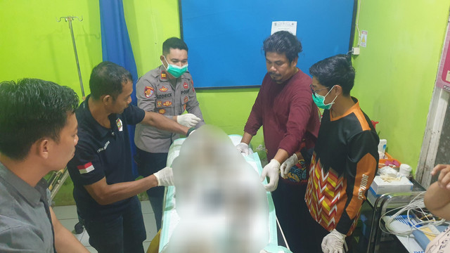 Petugas mengidentifikasi kerangka manusia yang ditemukan di lahan Desa Peniti Dalam I, Kecamatan Segedong, Mempawah. Foto: Dok. Istimewa