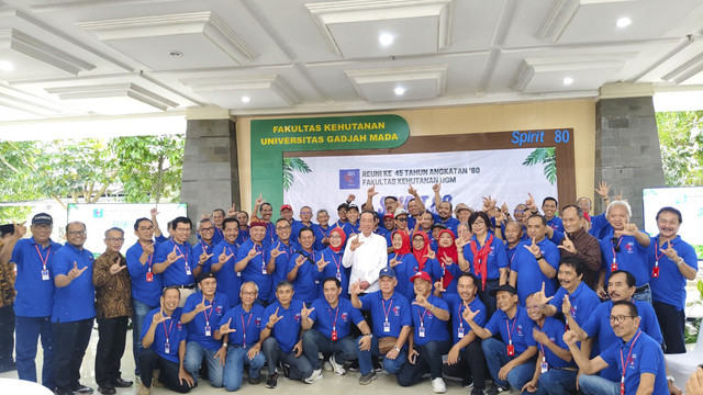 Presiden RI ketujuh Jokowi bersama teman-teman angkatan 80 Fakultas Kehutanan UGM, Sabtu (26/7/2025). Foto: Arfiansyah Panji Purnandaru/kumparan