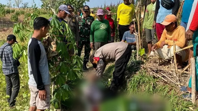 Petugas saat lakukan olah TKP meninggalnya Parji (52), warga Dusun Putukkidul, Desa Kalicilik RT 004 RW 003, Kecamatan Sukosewu, Kabupaten Bojonegoro, Jawa Timur. Sabtu (26/07/2025). (Aset: Istimewa)
