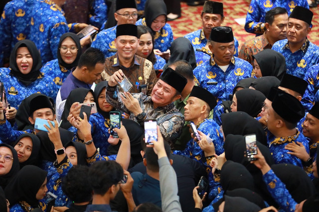 Gubernur Sumsel Herman Deru bersama ASN lingkup Pemprov Sumsel yang baru dilantik. Foto : Humas Pemprov Sumsel