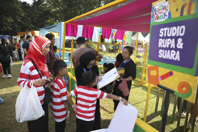 Keseruan Studio Rupa & Suara saat acara kumparanMOM Festival Hari Anak 2025 di Ex Taman Anggrek, Gelora Bung Karno, Jakarta, Sabtu (26/7/2025). Foto: Aditia Noviansyah/kumparan