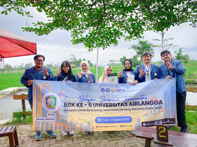 Mahasiswa KKN BBK 6 Universitas Airlangga Desa Setail berpose bersama pengelola Embung Kenitu Café, usai menjalankan program DigiRise Setail yang mendukung digitalisasi UMKM lokal milik 