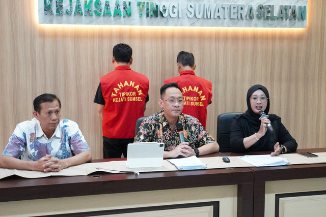 Kejati Sumsel saat menetapkan dua tersangka dalam kasus OTT penyelewengan anggaran dana desa di Lahat Foto : Dok. Kejati Sumsel