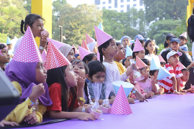 Keseruan Birthday Bash saat kumparanMOM Festival Hari Anak 2025 di Ex Taman Anggrek, GBK, Jakarta, Sabtu (26/7/2025). Foto: Iqbal Firdaus/kumparan