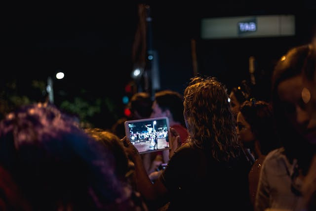 Ilustrasi cara nonton live streaming area 77 vs onic. Sumber: pexels.com