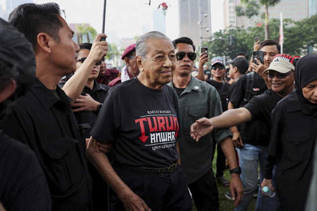 Mantan PM Malaysia Mahathir Mohamad menghadiri demonstrasi yang menuntut Perdana Menteri Malaysia Anwar Ibrahim untuk mundur di Kuala Lumpur, Malaysia, Sabtu (26/7/2025). Foto: Hasnoor Hussain/Reuters