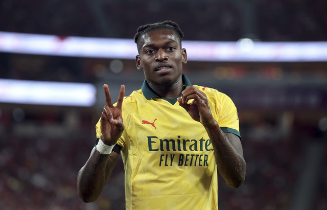 Pemain AC Milan Rafael Leao berselebrasi usai mencetak gol ke gawang Liverpool pada pertandingan persahabatan pramusim di Kai Tak Sports Park, Hong Kong, Sabtu (26/7/2025). Foto: Tyrone Siu/Reuters