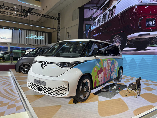 Kolaborasi Volkswagen Indonesia dengan frank green dan Filosofi Kopi di GIIAS 2025. Foto: Fitra Andrianto/kumparan