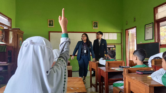 Mahasiswa UB Ciptakan Modul Matematika Seru untuk Siswa Madrasah di Sukolilo