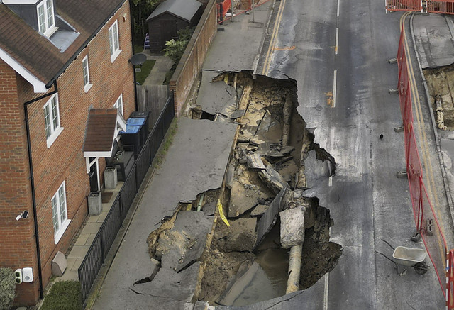 Ilustrasi Sinkhole. Foto: Toby Melville/Reuters