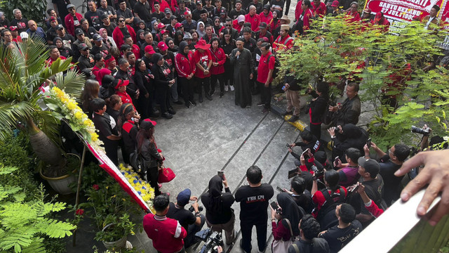 DPP PDIP melakukan prosesi tabur bunga untuk memperingati peristiwa Kudatuli, Minggu (27/7/2025). Foto: Haya Syahira/kumparan