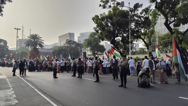 Massa aksi bela Palestina menggelar long march dari depan Kedubes AS menuju Bundaran HI, Jakarta Pusat, Minggu (27/7/2025). Foto: Jonathan Devin/kumparan