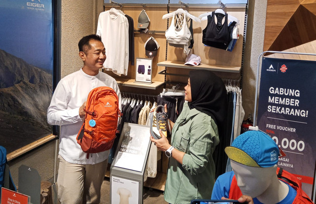 Eva Fitriyeni (kanan) Marcom PT Eigerindo MPI bersama Riadi Ariaji Suwarno, Deputy Head Of Commercial Directorate. Foto: Masruroh/Basra