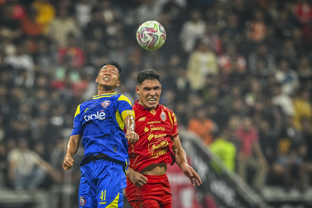Pesepak bola Persija Jakarta Van Basty Sousa (kanan) berebut bola dengan pesepak bola Arema Malang Dendi Santoso (kiri) saat laga persahabatan di Jakarta International Stadium (JIS), Jakarta, Sabtu (26/7/2025). Foto: Bayu Pratama S/ANTARA FOTO