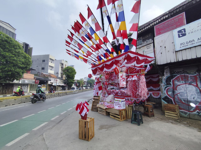 Suasana penjual bendera musiman di Pasar Jatinegara, Jakarta Timur pada Minggu (27/7/2025). Foto: Luthfi Humam/kumparan