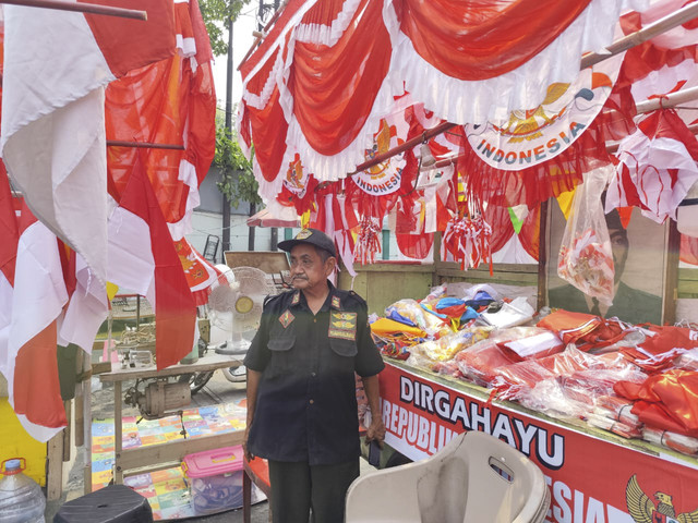 Jumari, salah satu penjual bendera musiman di Pasar Jatinegara, Jakarta Timur pada Minggu (27/7/2025). Foto: Luthfi Humam/kumparan