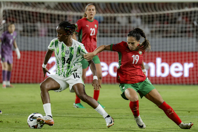 Pemain Nigeria sedang berduel dengan pemain Maroko dalam partai final WAFCON 2024 yang digelar di Rabat, Minggu (27/7). Foto: ABDEL MAJID BZIOUAT/AFP