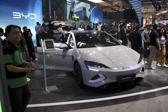 Suasana booth BYD di GIIAS saat akhir pekan, Minggu (27/7/2025). Foto: Fitra Andrianto/kumparan