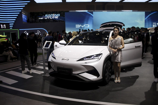 Suasana booth BYD di GIIAS saat akhir pekan, Minggu (27/7/2025). Foto: Fitra Andrianto/kumparan