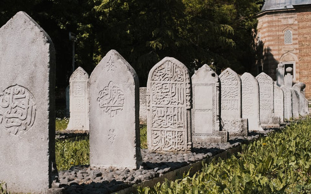 Tempat Ziarah di Garut. Foto hanya ilustrasi, bukan tempat sebenarnya. Sumber: pexels.com/Nurefşan KOŞAR