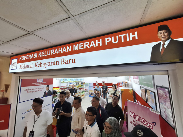Direktur Utama Perum Bulog Ahmad Rizal saat meninjau Koperasi Kelurahan Merah Putih Melawai, Jakarta Selatan Minggu (27/7/2025). Foto: Argya D. Maheswara/kumparan 