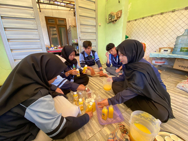Proses pembuatan minuman sehat oleh KWT Cerbonan bersama mahasiswa KKN UIN Walisongo. Bahan alami seperti sereh, nanas, dan jahe dipersiapkan secara manual. (Dok. KKN UIN Walisongo)