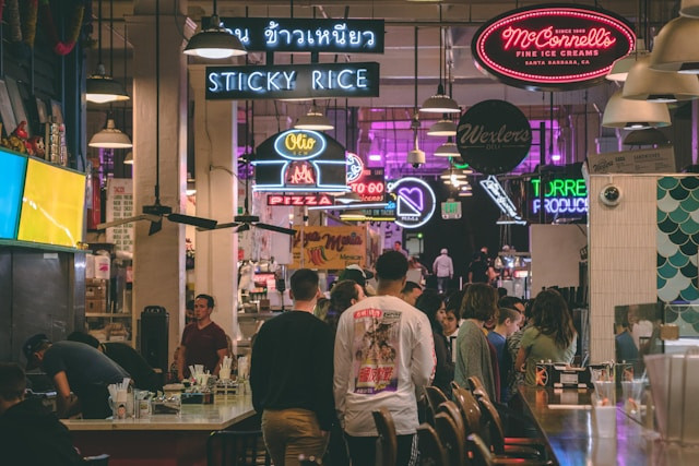 Makanan di food court PIK Avenue. Foto hanyalah ilustrasi, bukan tempat sebenarnya. SUmber: unsplash/ Jermaine Ee.