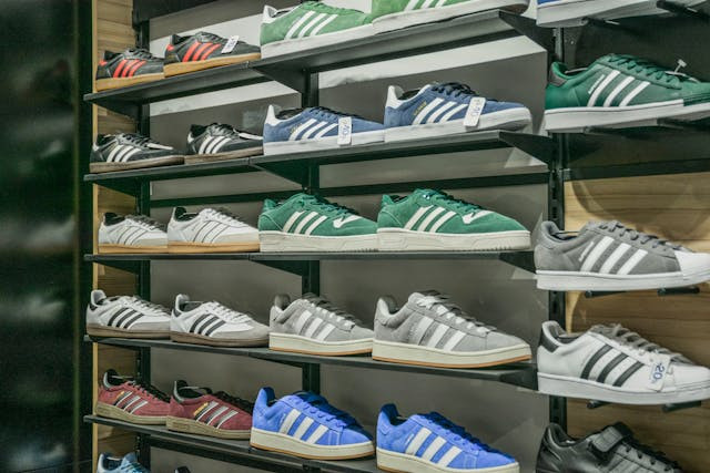 Toko sepatu Surabaya. Foto hanya ilustrasi bukan sebenarnya. Sumber foto: Pexels/SHOX art