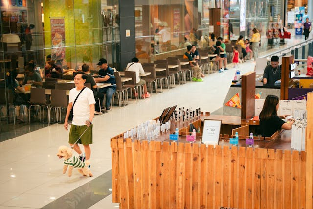 Makanan di Food Court Lippo Mall Puri. Foto hanya ilustrasi, bukan tempat sebenarnya. Sumber: Pexels/Kenzero14