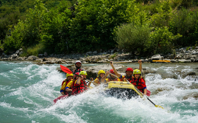 Rafting di Garut. Foto hanya ilustrasi, bukan tempat sebenarnya. Sumber: Unsplash/Loren Dosti