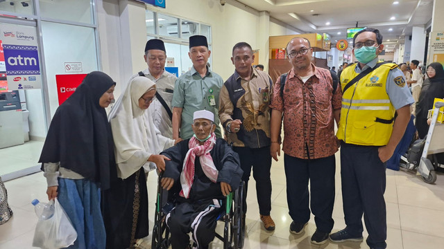 Jamaah haji asal Kabupaten Tulang Bawang, yang telah dipulangkan setelah menjalani perawatan di Madinah | Foto : Dok. Humas Kemenag Lampung