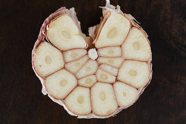 Cara makan bawang putih agar tidak pedas. Foto adalah bawang putih. Sumber : Pexels/Photo By: Kaboompics.com.