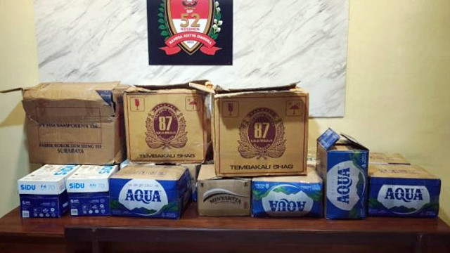 Untuk mengelabui petugas, minuman keras jenis captikus yang coba diselundupkan lewat Pelabuhan Manado, diisi di dalam plastik lalu dikemas menggunakan kardus barang umum. (foto: istimewa)