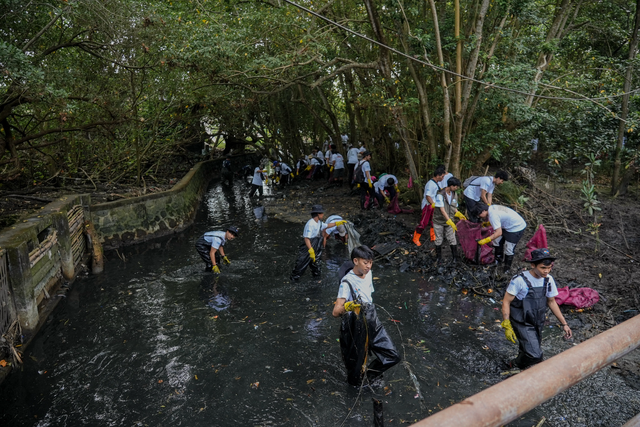 BRI Peduli melaksanakan kegiatan bersih-bersih di Sungai Last Point, anak Sungai Tukad Badung, Desa Pemogan, Denpasar Selatan bersama peserta 242 warga dan 200 sampah dalam rangka memperingati Hari Sungai Nasional. Foto: Dok. BRI