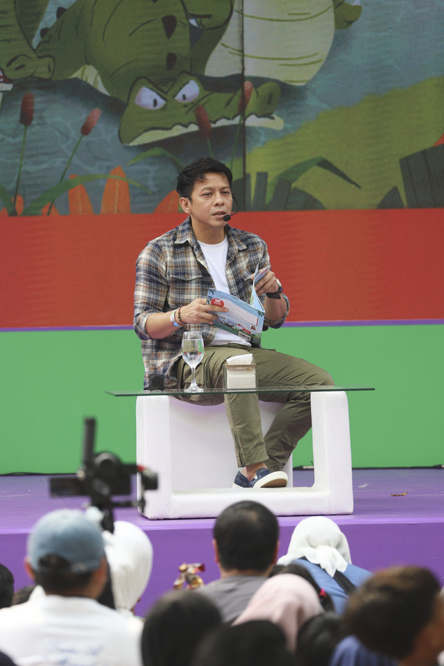 Ariel NOAH mendongeng saat acara kumparanMOM Festival Hari Anak 2025 di Ex Taman Anggrek, GBK, Jakarta, Minggu (27/7/2025). Foto: Iqbal Firdaus/kumparan