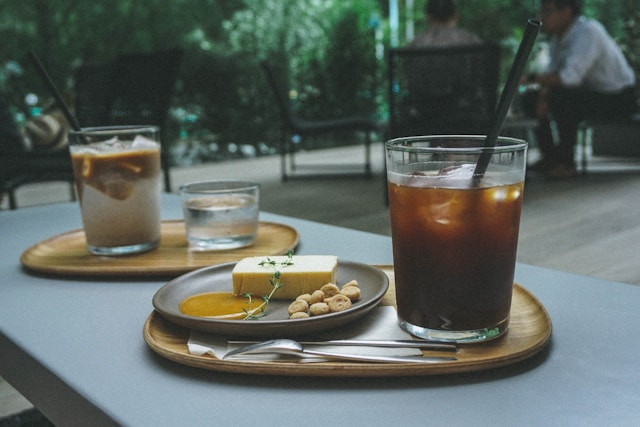 Cafe di Limbangan Garut. Foto hanya ilustrasi, bukan tempat yang sebenarnya. Sumber: Unsplash/Anne Laure P