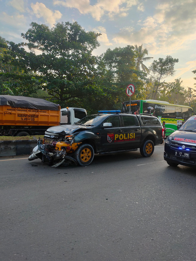 Mobil polisi yang tabrak pemotor di Banjarbaru. Foto: Dok. Istimewa